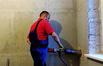 Comment installer un climatiseur dans une fenêtre en plastique : secrets technologiques et guide d'installation