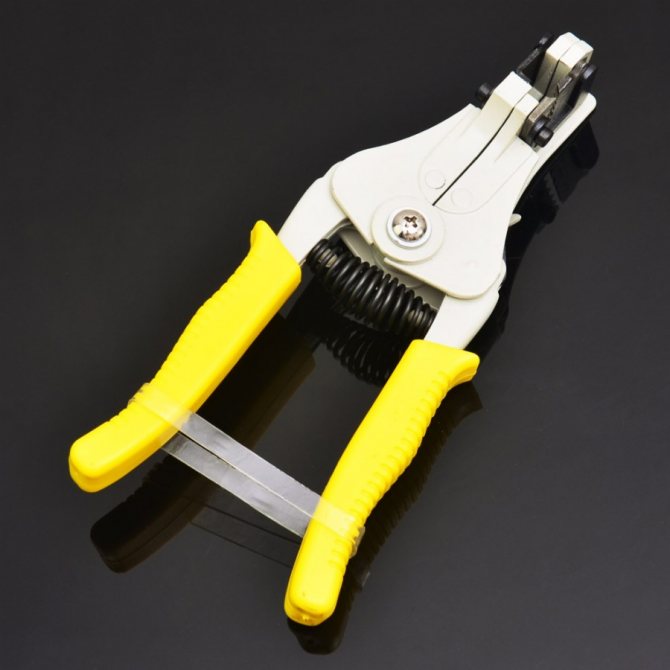 Choisir une pince à dénuder pour dénuder les fils : le principe de fonctionnement, les types de pinces, le choix de l'outil de dénudage