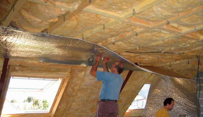 Comment isoler le plafond de la maison du côté du grenier