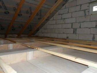 Comment isoler le plafond de la maison du côté du grenier