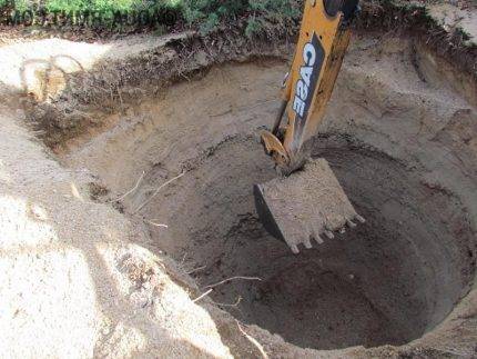 Un exemple d'une fosse septique faite maison faite de barils en plastique