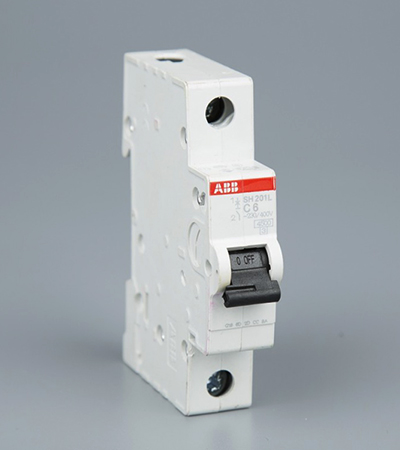 Interrupteurs bipolaires et tripolaires : but, caractéristiques, caractéristiques d'installation