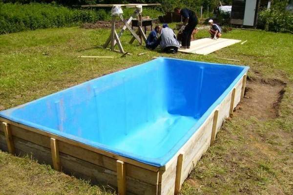 Comment faire une piscine dans le pays de vos propres mains: les meilleures options et master classes