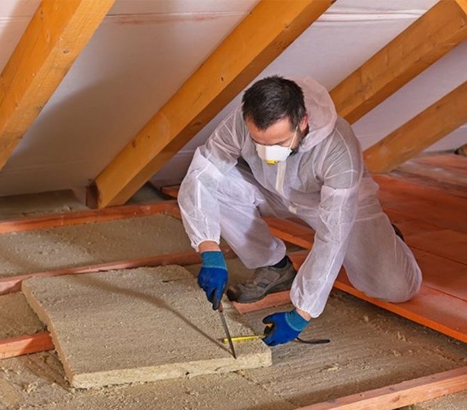 Isolation du plafond d'une maison à toiture froide : choix de l'isolation, calcul et pose