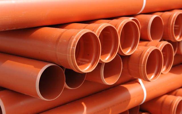 Conduites d'égout pour les eaux usées extérieures: revue des types + photo