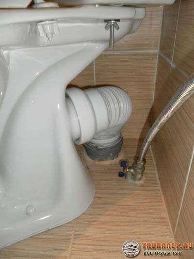 Installation d'ondulations pour les toilettes: comment tout faire correctement et en toute sécurité?