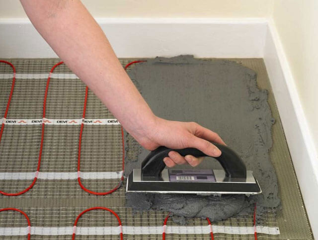 Règles de pose d'un sol chaud - instructions détaillées, principe d'aménagement d'un système d'eau et d'électricité, détails en photos et vidéos