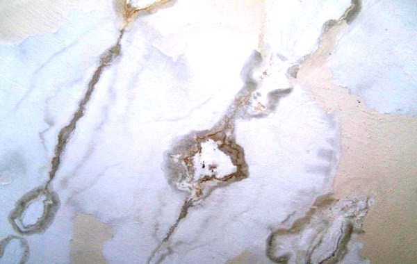 Causes des points humides avec de la rouille au plafond