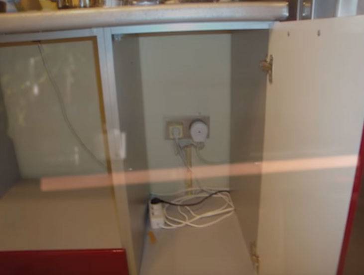 Prises encastrées dans le plan de travail : variétés, caractéristiques + conseils pour choisir et installer