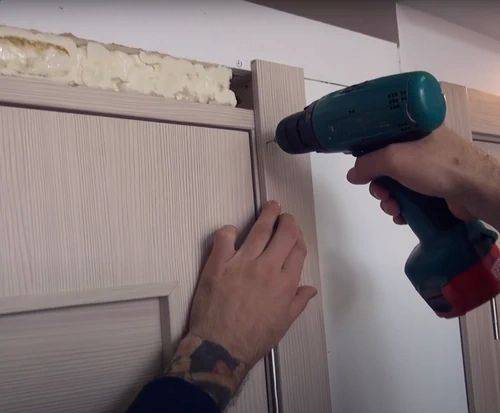 Comment installer indépendamment un loquet dans une porte intérieure: une instruction étape par étape avec une photo