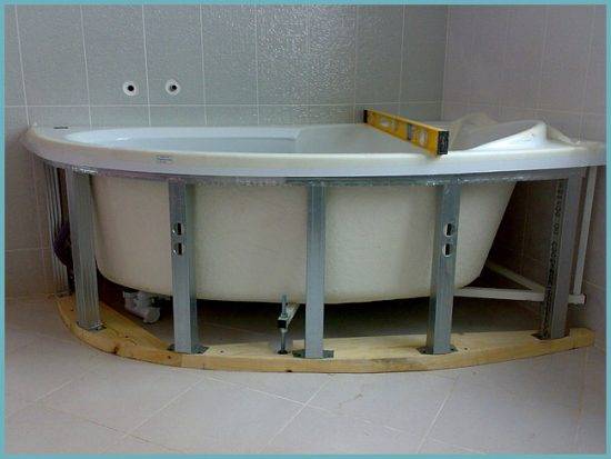 Comment faire un écran de salle de bain fonctionnel avec des étagères