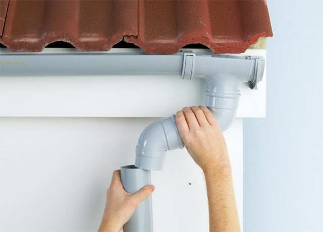 Gouttières faites maison pour le toit, faites-le vous-même: comment fabriquer un système de drainage à partir de tuyaux d'égout, de bouteilles en plastique, de bois et de profilés