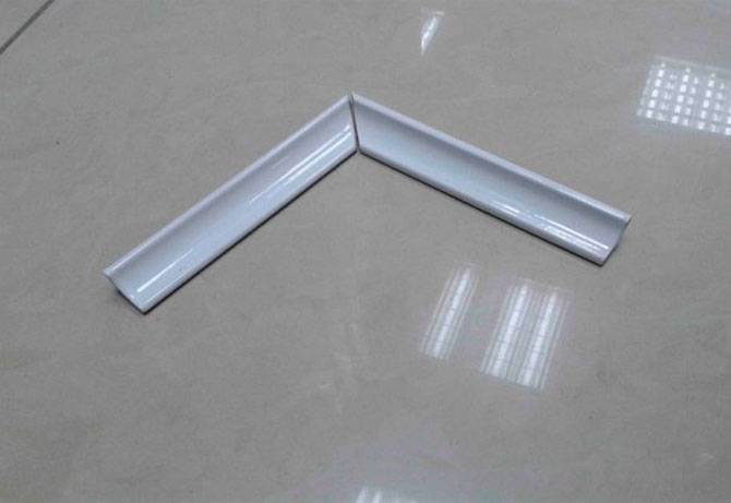 Comment et avec quoi combler l'écart entre le mur et la salle de bain: des moyens pratiques