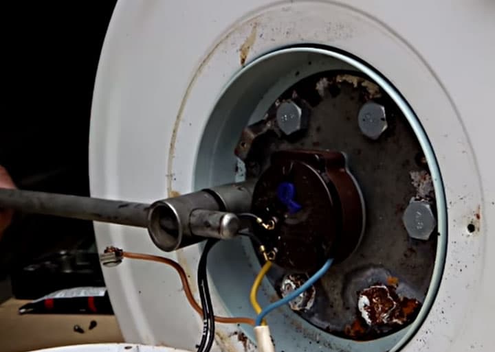 Réparation de chauffe-eau : comment remplacer soi-même un élément chauffant grillé et d'autres pièces