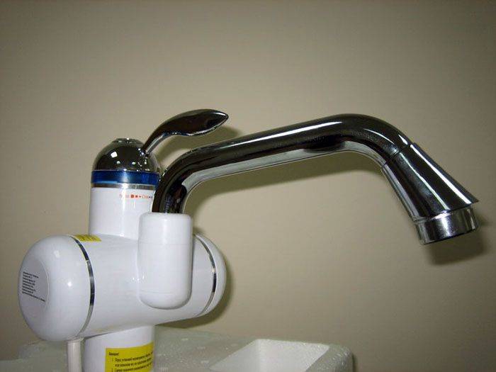 Chauffe-eau électrique à circulation sur le robinet : conseils pour choisir + revue des meilleures marques