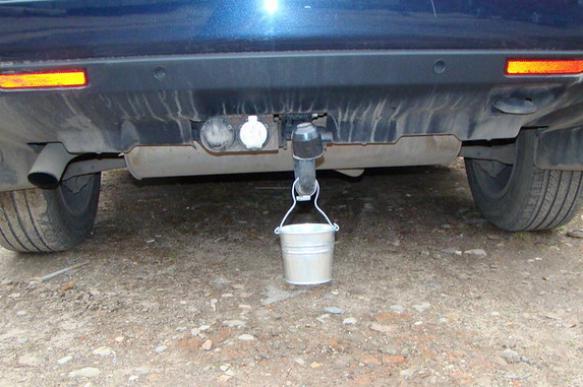 Conduire des vélos : pourquoi un seau est accroché à l'arrière d'une voiture