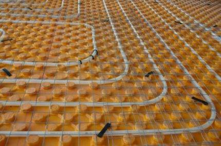 Comment faire un sol chaud sous linoléum sur un sol en béton : mode d'emploi détaillé