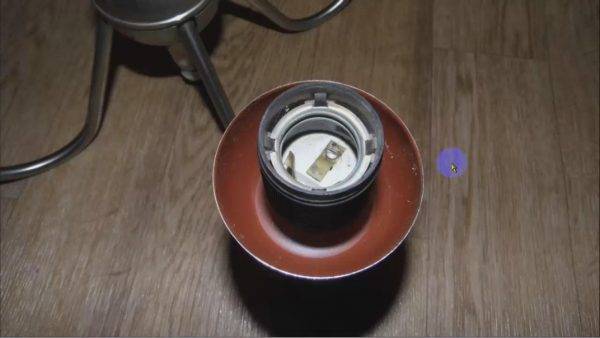 Comment connecter un lustre à un interrupteur à deux gangs: instructions étape par étape