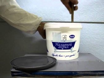 Restauration de baignoires à l'acrylique liquide : comment bien recouvrir une vieille baignoire avec un nouvel émail