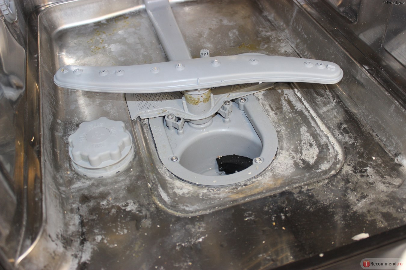 Plaque blanche dans le lave-vaisselle : pourquoi elle apparaît + comment la réparer