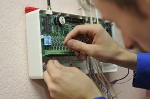 Installation d'une alarme incendie et de sécurité pour une maison: caractéristiques d'installation