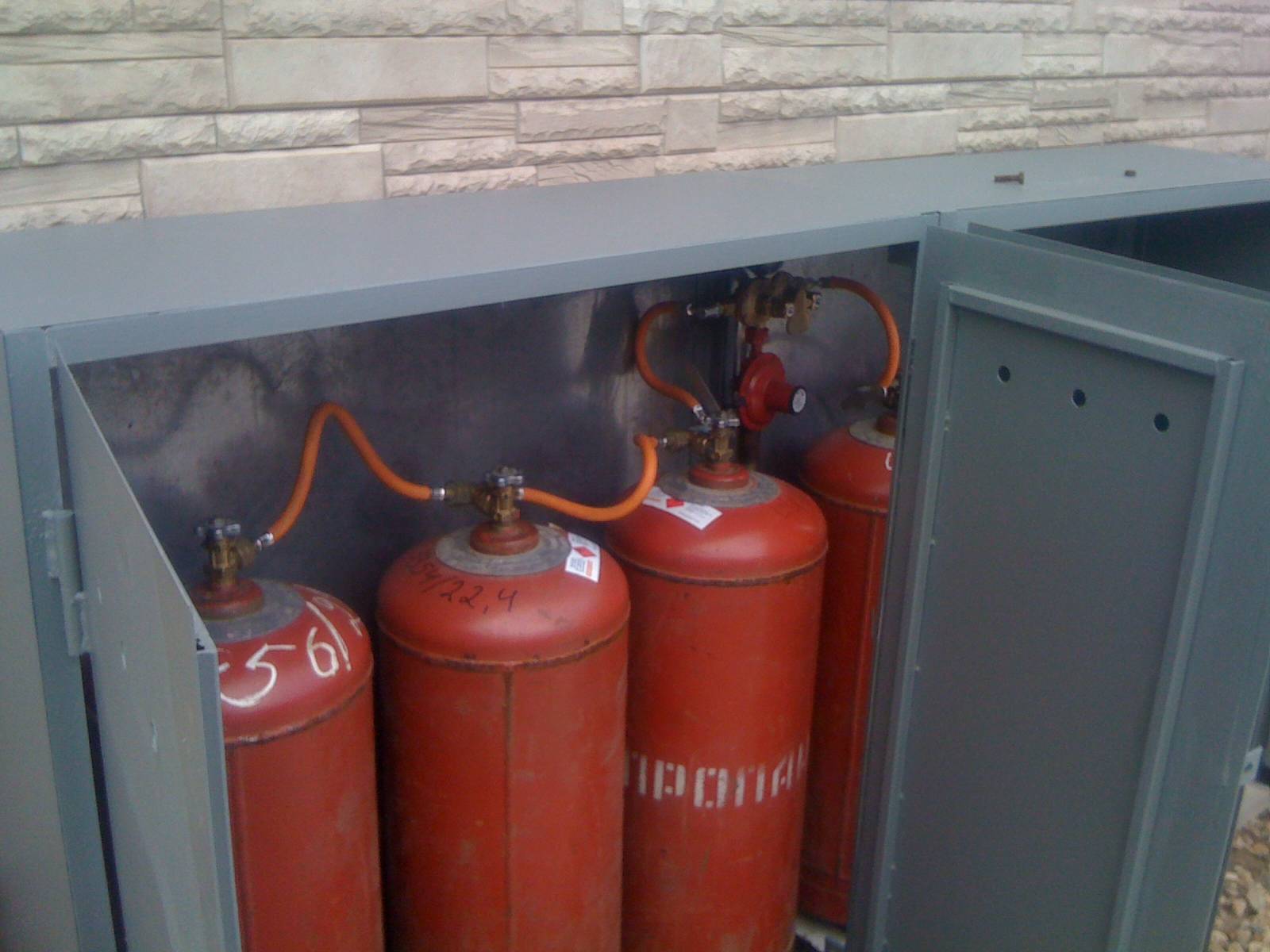 Chauffage à partir d'une bouteille de gaz dans une maison particulière et la consommation de propane liquéfié pour une maison de campagne