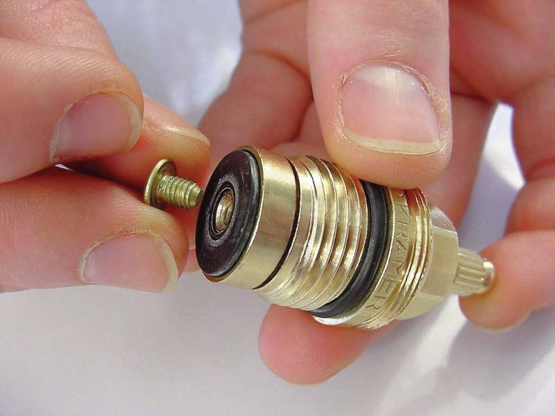 Réparation de robinet à levier unique à faire soi-même: instructions étape par étape