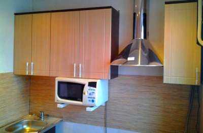 Comment installer une hotte si le tuyau de gaz interfère: instructions de travail