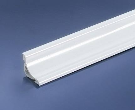 Comment coller une bordure sur une baignoire: nous démontons les options en céramique et en plastique