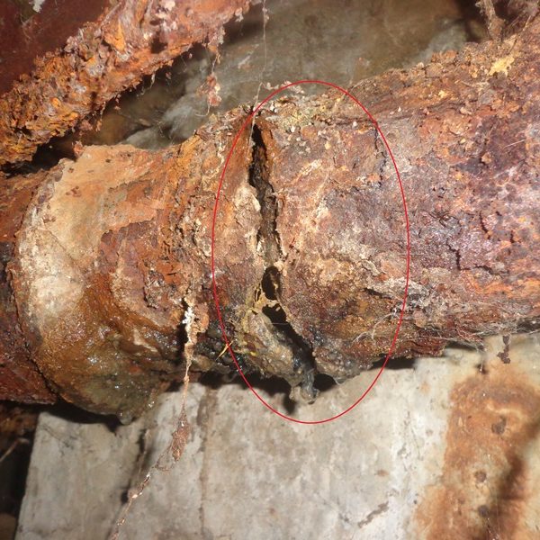 Technologie pour remplacer une colonne montante d'égout en fonte lorsqu'elle est usée dans un immeuble à appartements