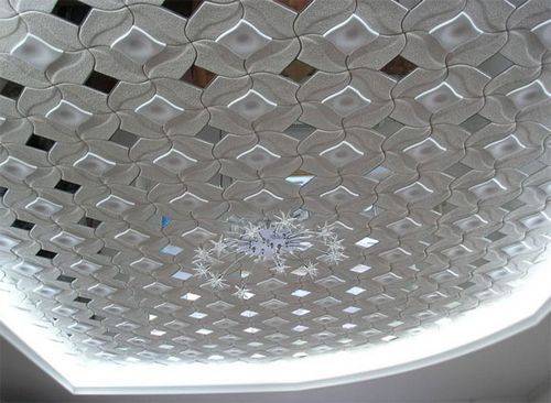 Comment coller correctement les carreaux de plafond: instructions d'installation + avantages et inconvénients du matériau