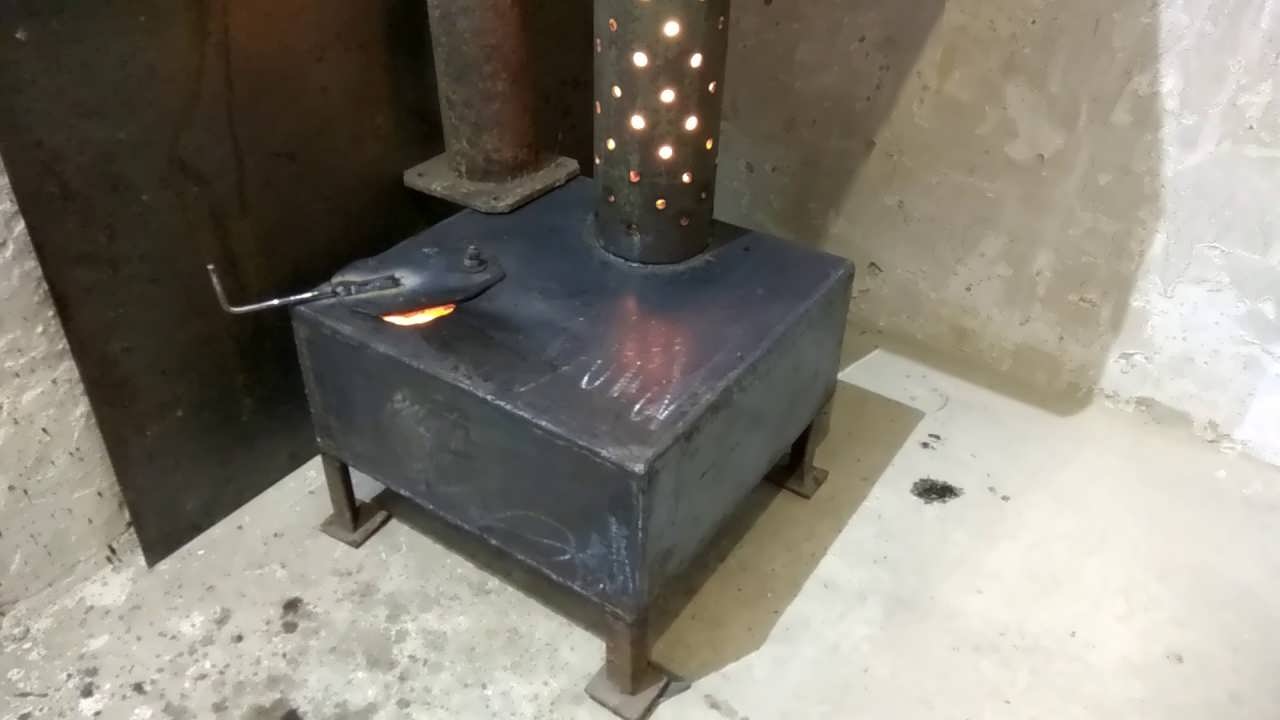 Poêle de garage (59 photos): comment fabriquer un poêle de vos propres mains, des conceptions maison à combustion longue pour l'exploitation minière et le bois