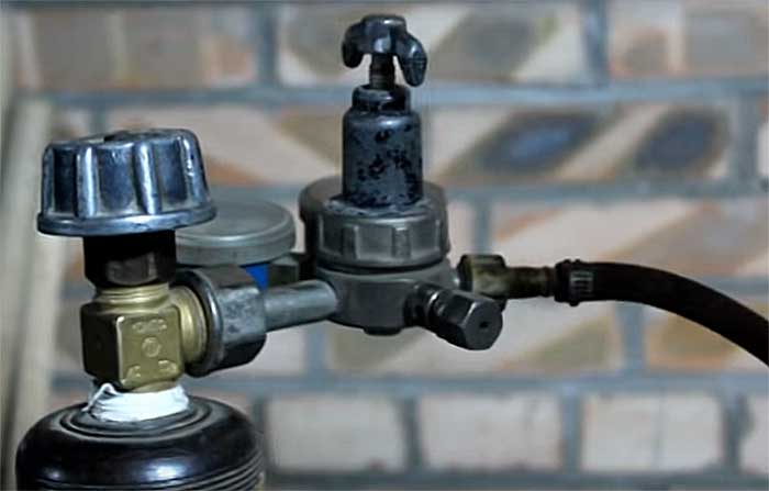 Comment dévisser la valve d'une bouteille de gaz : des moyens sûrs de déconnecter la valve