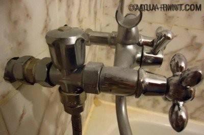 Installation de robinets pour connecter la machine à laver à l'alimentation en eau