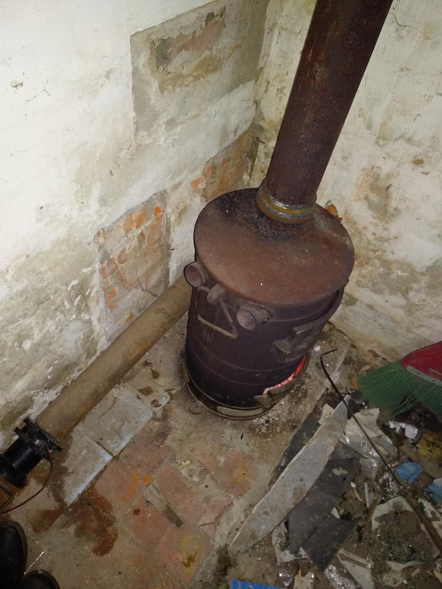 Cheminée dans le garage à travers le mur: étapes d'aménagement