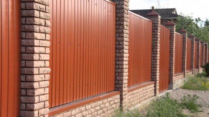 Clôture à faire soi-même à partir d'une feuille profilée: instructions pas à pas pour la construction d'une clôture