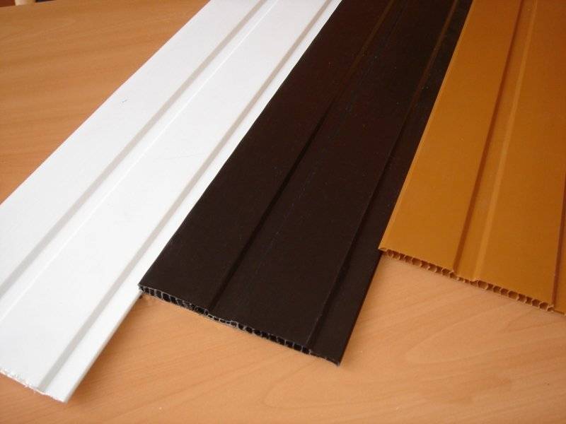 Salle de bain en panneaux plastiques : types de panneaux + petit guide de finition