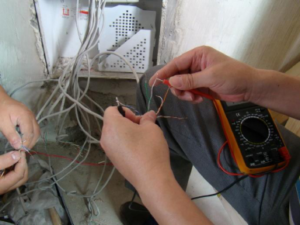 Connecter un lustre à un interrupteur double : schémas + règles d'installation