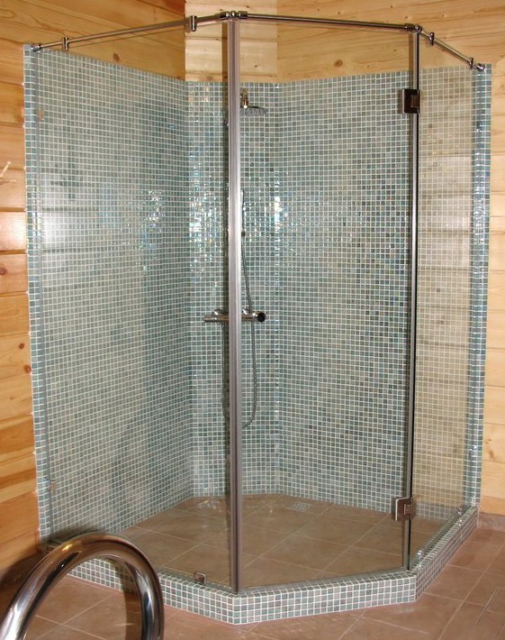 Douche d'été en polycarbonate: instructions de montage à faire soi-même