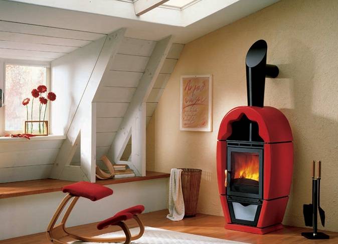 Un poêle avec une cheminée, conçu pour le chauffage à long terme: comment choisir pour une résidence d'été. types, modèles, temps de combustion et autres caractéristiques