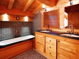 Caractéristiques de l'aménagement d'une salle de bain dans une maison en bois