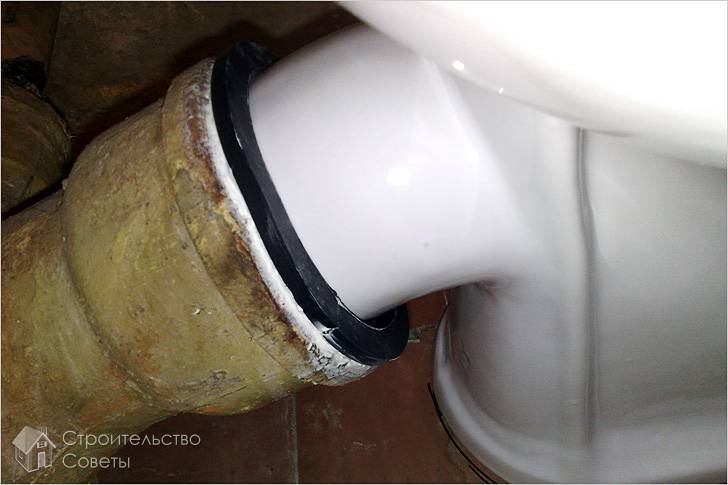 Manchette en caoutchouc pour la cuvette des toilettes (excentrique): règles d'installation et de connexion