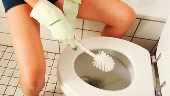 Comment déboucher un bouchage dans les toilettes : comparatif des meilleures méthodes et équipements