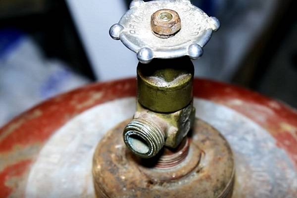 Comment retirer la valve d'une bouteille de gaz en 30 secondes : cinq méthodes de travail