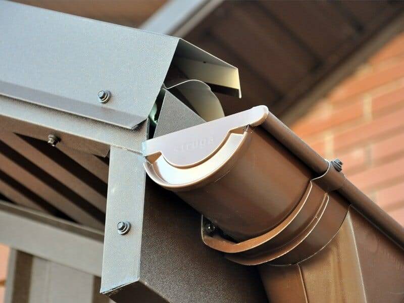 Quelle gouttière est la meilleure - en plastique ou en métal ? examen comparatif