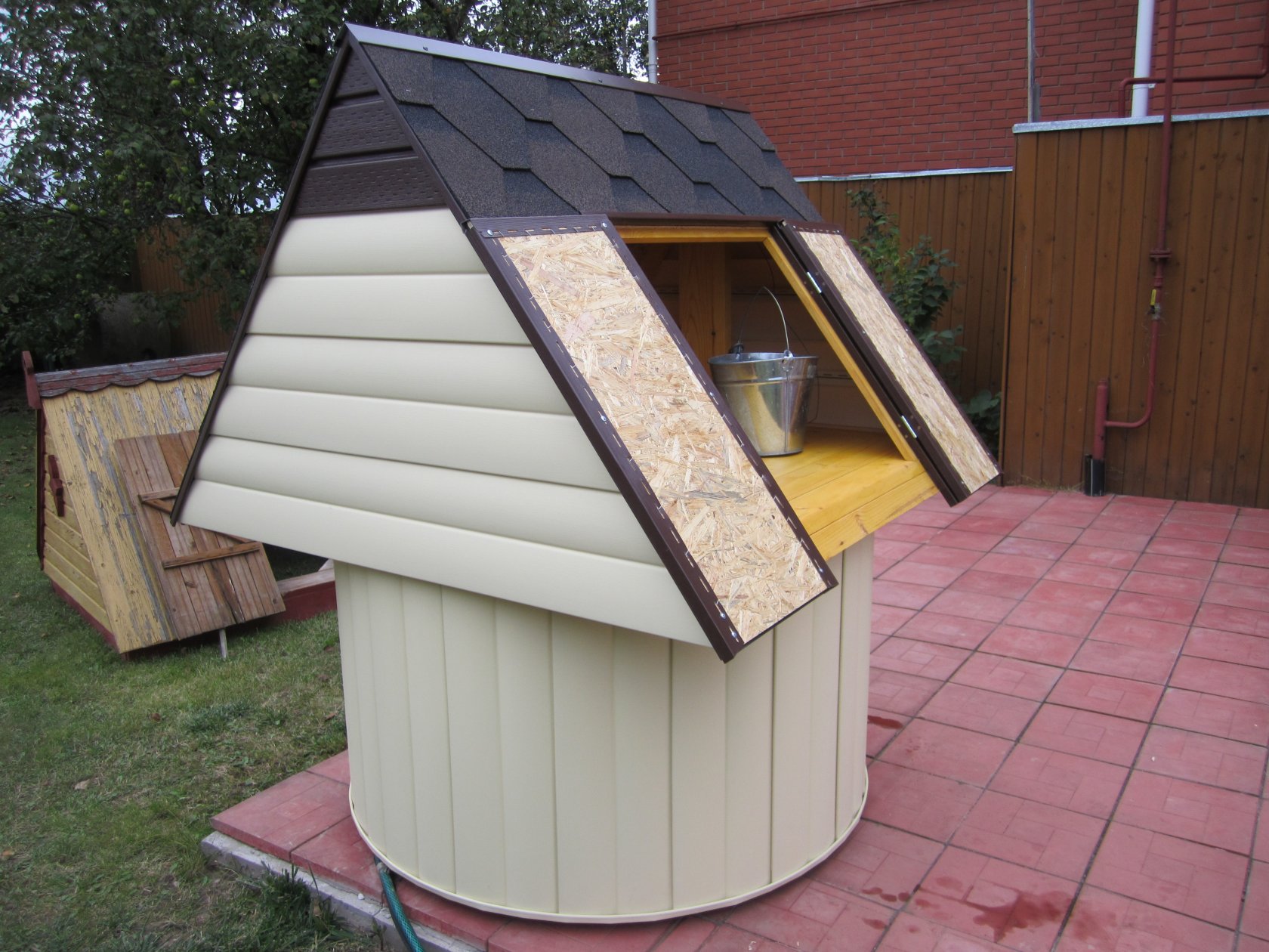 Faire un puits à la campagne de vos propres mains : 5 meilleures idées d'options de revêtement et de décoration