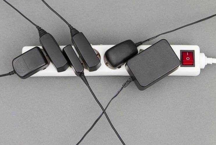 3 mythes sur la nécessité de débrancher le chargeur de la prise. explosion, économie, ressource de travail.chargeurs sans fil.