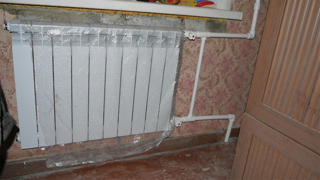 Comment installer une batterie de chauffage dans une maison privée.installation et raccordement de radiateurs de chauffage à faire soi-même