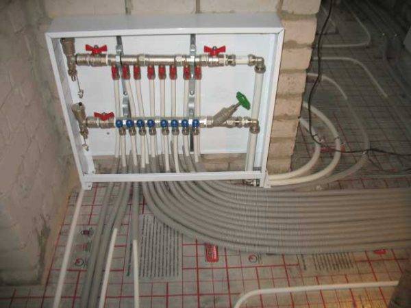 L'appareil d'un plancher d'eau chaude de vos propres mains: à quoi devrez-vous faire face lors de l'installation?