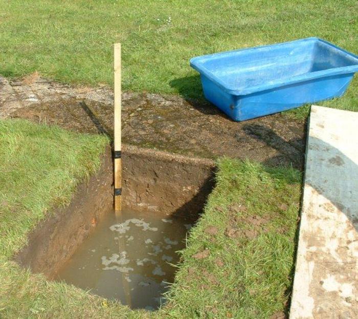 Fosse septique à un niveau élevé d'eaux souterraines: caractéristiques d'installation, comment choisir et déterminer le niveau des eaux souterraines